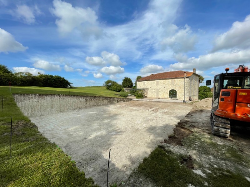 Terrassement d’un pool house avec piscine sur un terrain en pente  à Civrac en Gironde
