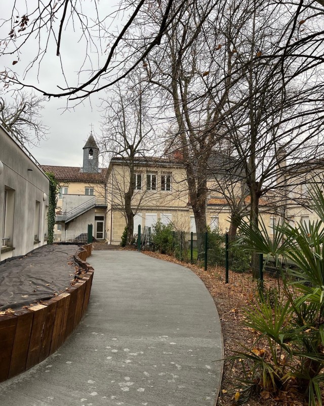 Réalisation d’un cheminement piéton en dalle béton et finition béton balayé à Bordeaux en Gironde