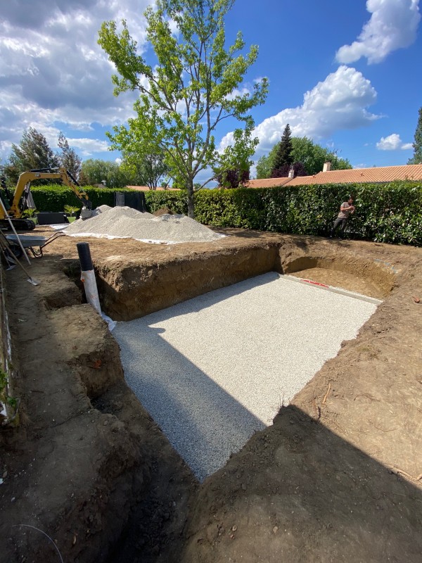 Terrassement terrain pour une piscine pour un client sur la commune du Taillan Médoc en Gironde