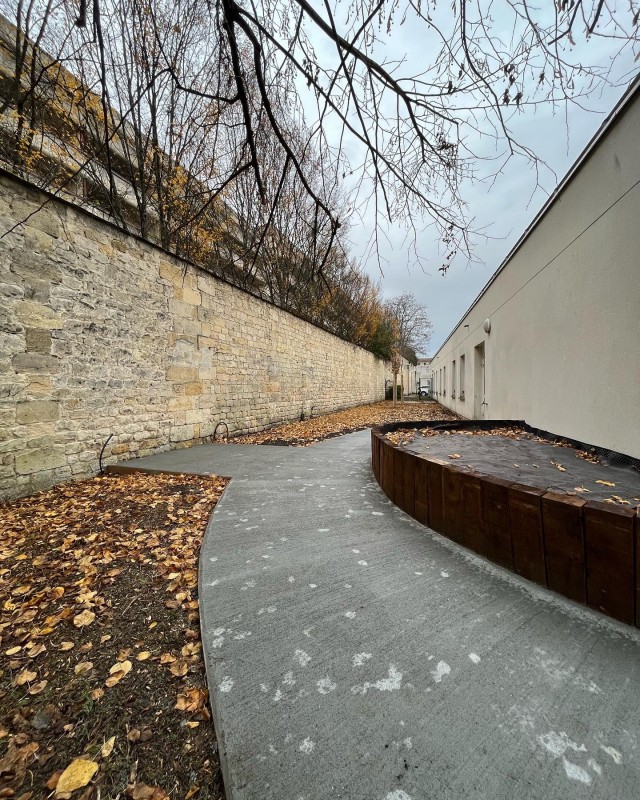 Réalisation d’un cheminement piéton en dalle béton et finition béton balayé à Bordeaux en Gironde