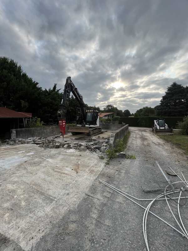Démolition de plateforme béton pour cuve à fioul à Saint Médard en Jalles