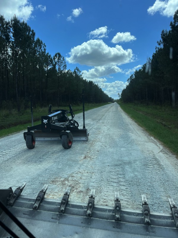 Location de niveleuse compacte  sur Bordeaux et en Gironde .