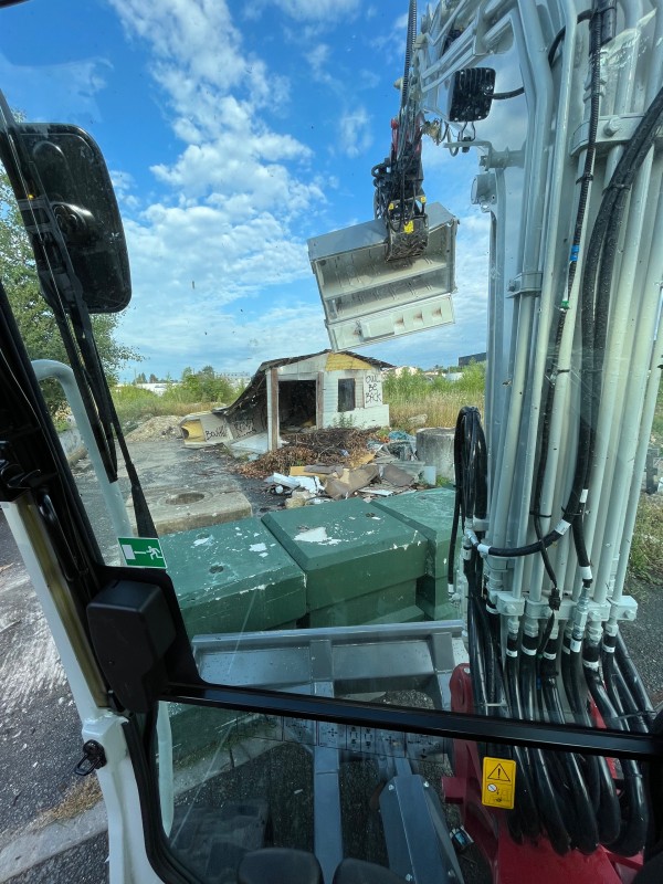 Traitement des déchets sur un dépôt sauvage à Bègles en Gironde