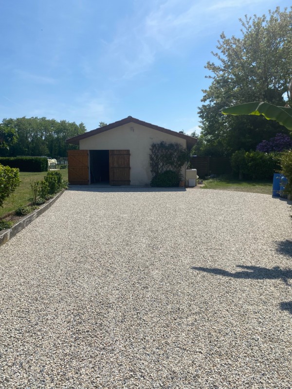 Réalisation d'une allée en cailloux carrossable en diorite à Saint Médard en Jalles en Gironde
