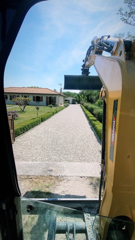 Réalisation d'une allée en cailloux carrossable en diorite à Saint Médard en Jalles en Gironde