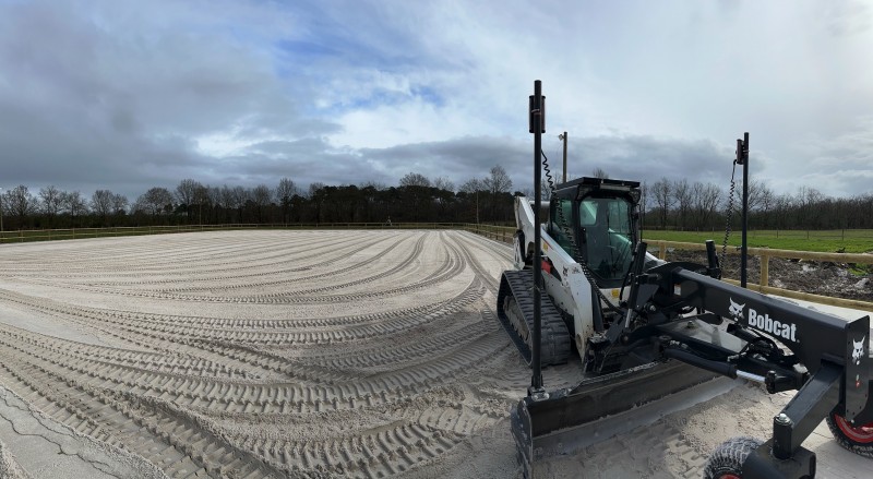 Construction de carrière équestre, Terrassement, nivellement d’une carrière équestre. Livraison sable équestre .