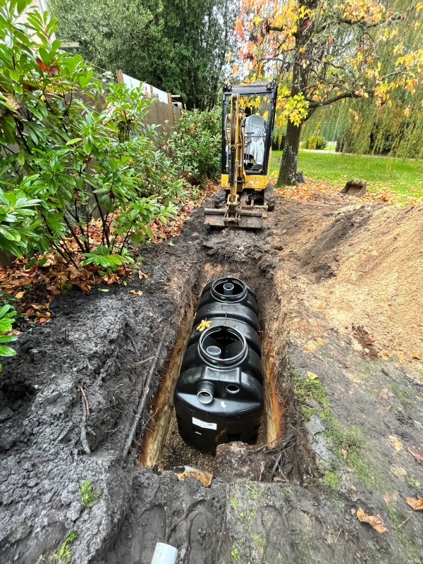 Pose d’une fosse toutes eaux sur la commune de Pessac proche de bordeaux en Gironde .