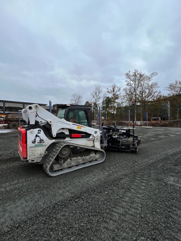 Location de niveleuse sur Bobcat à chenille à Mérignac