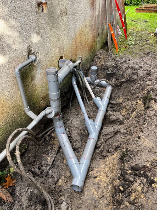 Pose d’une fosse toutes eaux sur la commune de Pessac proche de bordeaux en Gironde .