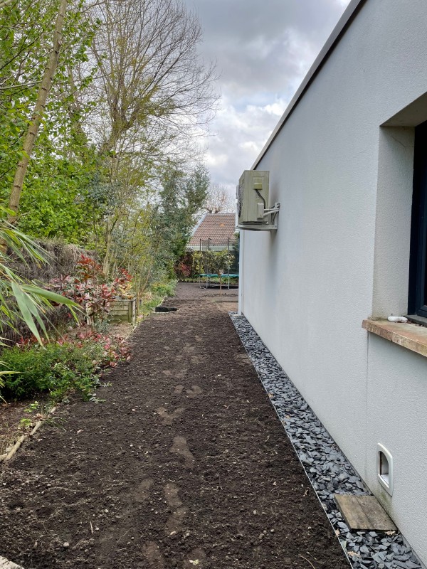 Aménagement extérieur terrain avec accès réduit autour d’une maison sur Saint Médard en Jalles en Gironde