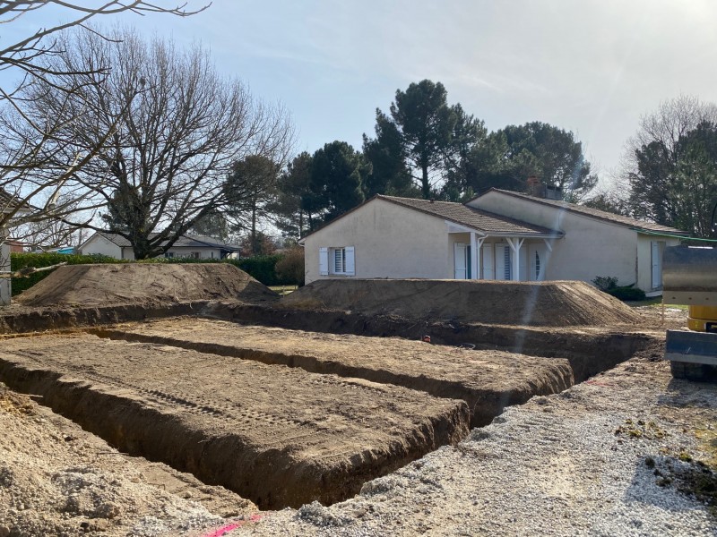 Terrassement plateforme pour les fondations d’une maison sur la commune du Taillan Médoc en Gironde