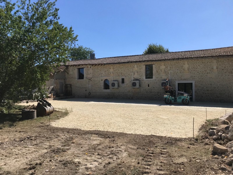 Démolition garage Blanquefort: garage avec un empierrement