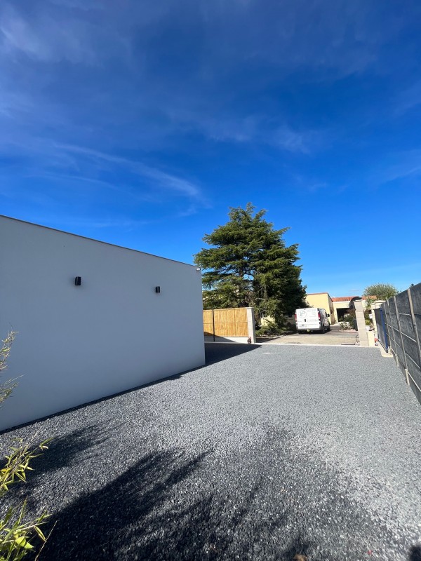Terrassement et empierrement avec cailloux de finition sur un parking  à Saint Médard en Jalles en Gironde