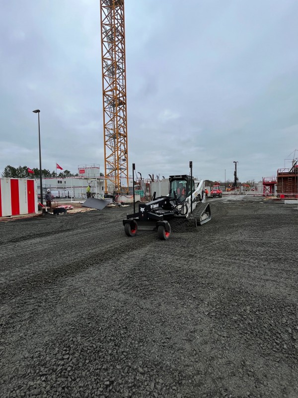 Location de niveleuse sur Bobcat à chenille à Mérignac