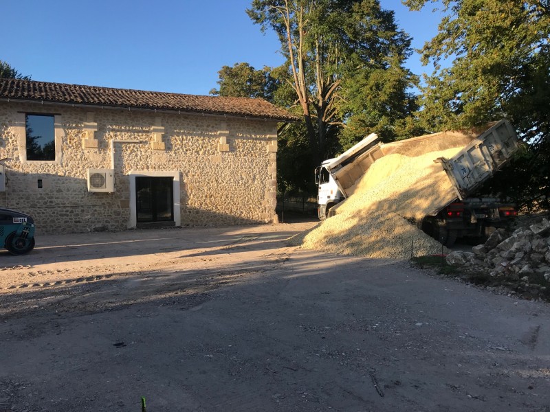 Démolition garage Blanquefort: garage avec un empierrement