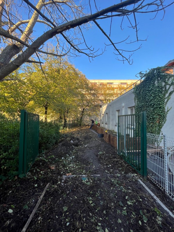 Création d’un cheminement piéton avec pose de coffrage bois et pose d’un béton balayé à Bordeaux en Gironde