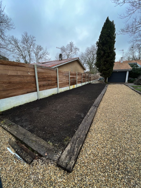 Terrassement sur une maison avec fourniture de terre végétale sur la commune de Saint Aubin de Médoc .