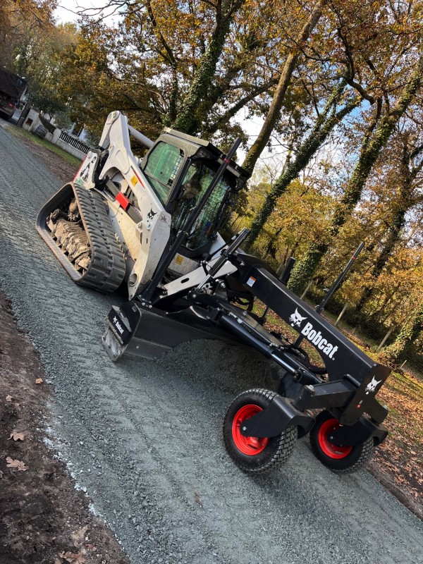 Terrassement et nivellement d’un accès avec lame niveleuse 2D sur bobcat sur le pian  proche de bordeaux   en Gironde