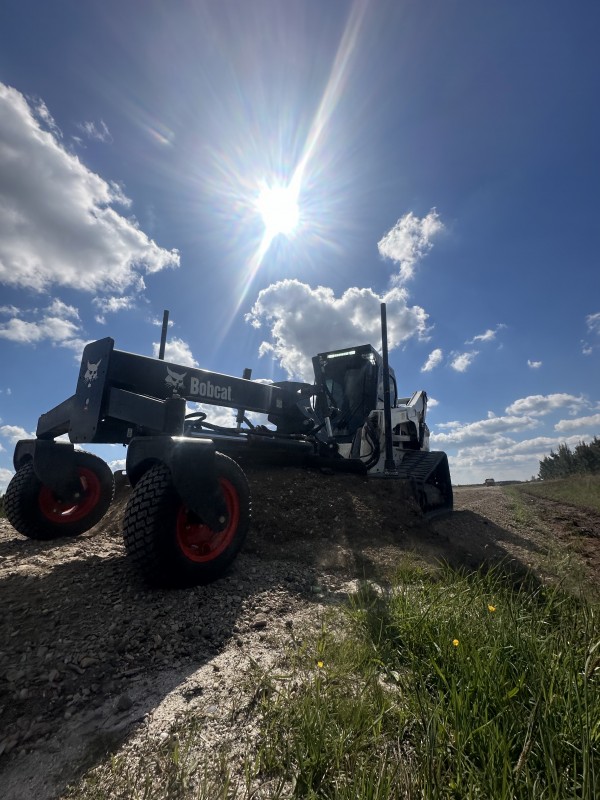 Location de niveleuse compacte  sur Bordeaux et en Gironde .