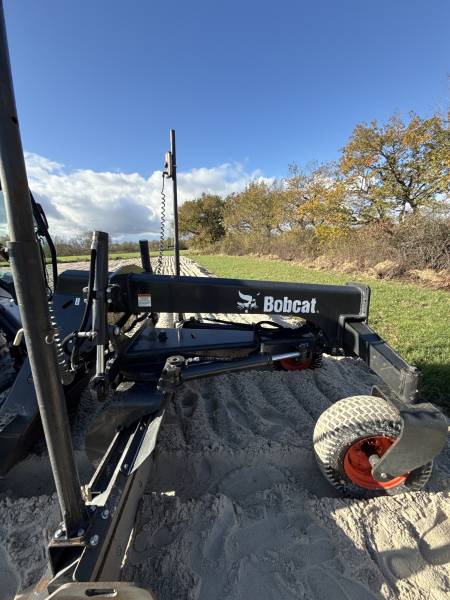 Location de niveleuse sur Bordeaux et Gironde