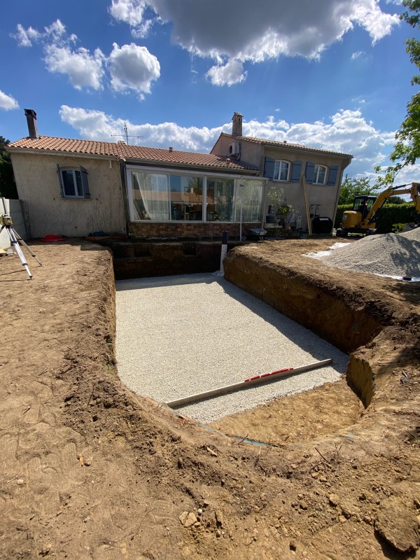 Terrassement terrain pour une piscine pour un client sur la commune du Taillan Médoc en Gironde
