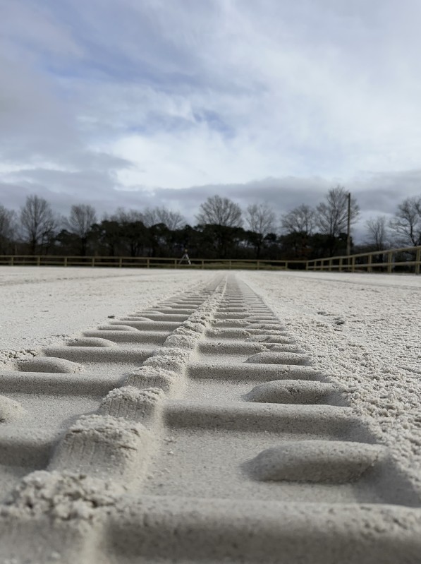 Construction de carrière équestre, Terrassement, nivellement d’une carrière équestre. Livraison sable équestre .