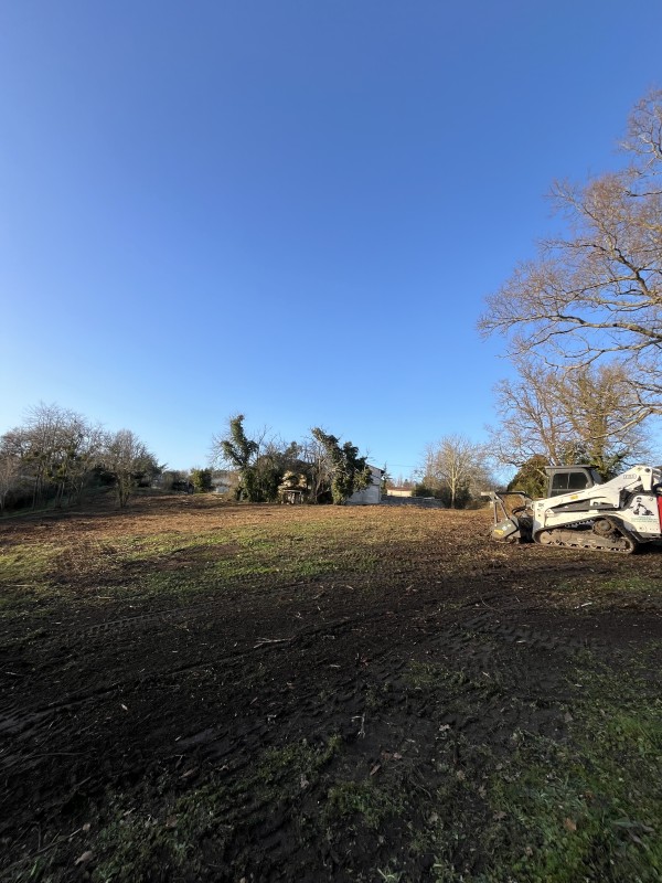 Broyage forestier sur la commune de Latresne en Gironde proche de Bordeaux 