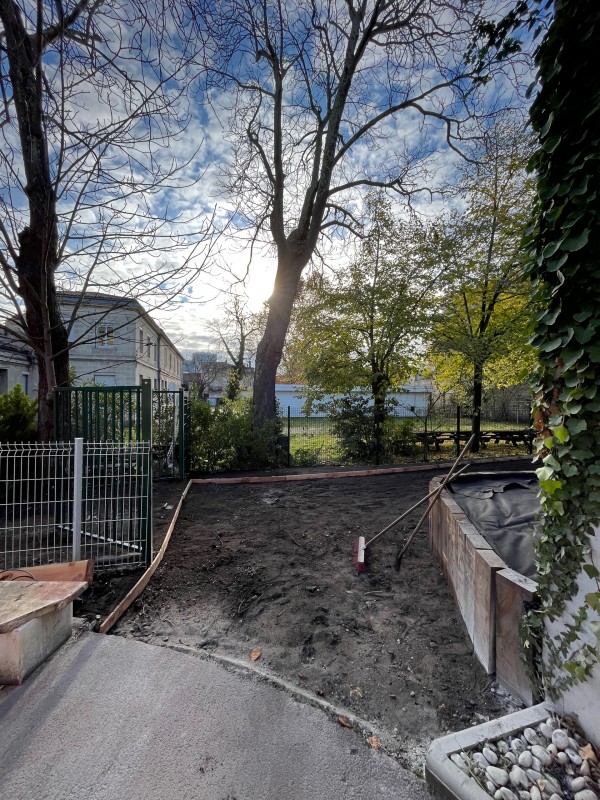 Création d’un cheminement piéton avec pose de coffrage bois et pose d’un béton balayé à Bordeaux en Gironde