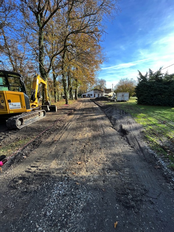 Terrassement et nivellement d’un accès avec lame niveleuse 2D sur bobcat sur le pian  proche de bordeaux   en Gironde