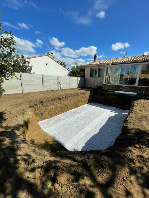 Terrassement terrain pour une piscine pour un client sur la commune du Taillan Médoc en Gironde