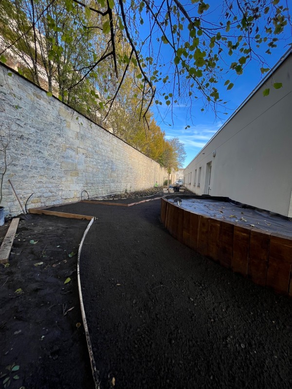 Création d’un cheminement piéton avec pose de coffrage bois et pose d’un béton balayé à Bordeaux en Gironde