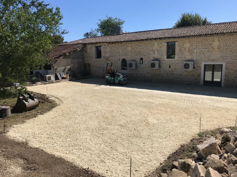 Démolition garage Blanquefort: garage avec un empierrement