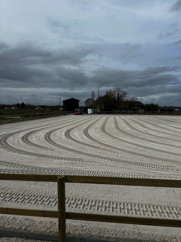 Construction de carrière équestre, Terrassement, nivellement d’une carrière équestre. Livraison sable équestre .