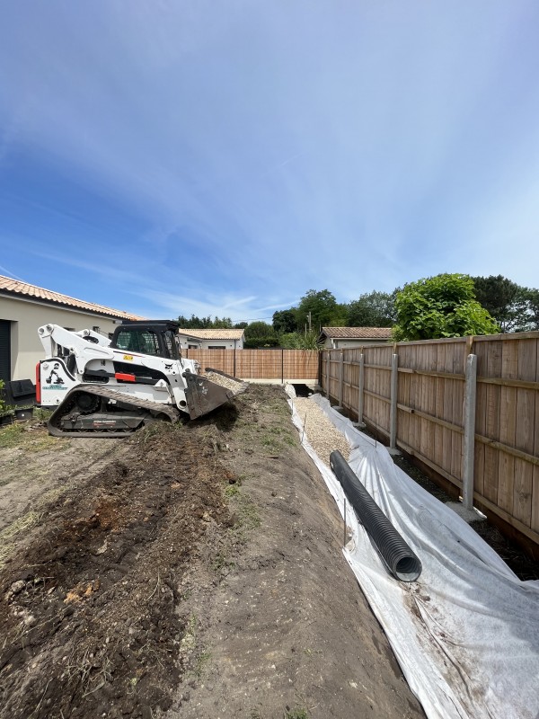 Drainage d’un fossé avec chargeuse et poly benne au Taillan Médoc en Gironde