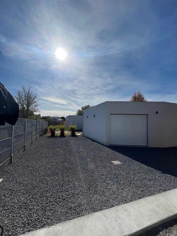 Terrassement et empierrement avec cailloux de finition sur un parking  à Saint Médard en Jalles en Gironde