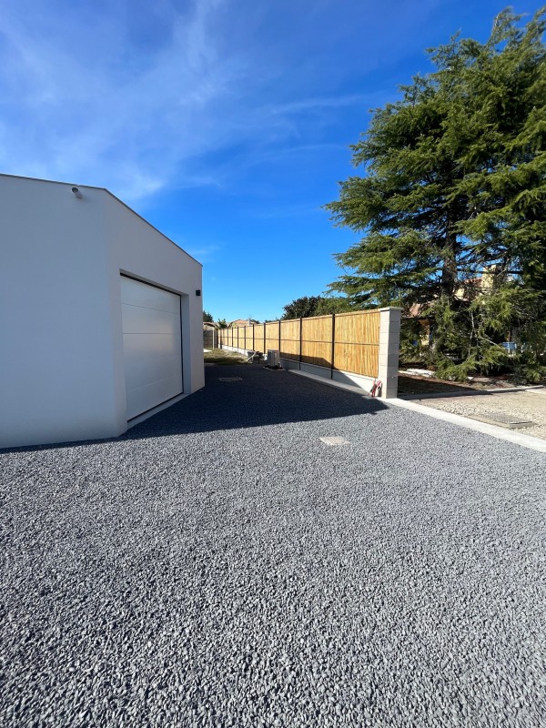 Terrassement et empierrement avec cailloux de finition sur un parking  à Saint Médard en Jalles en Gironde