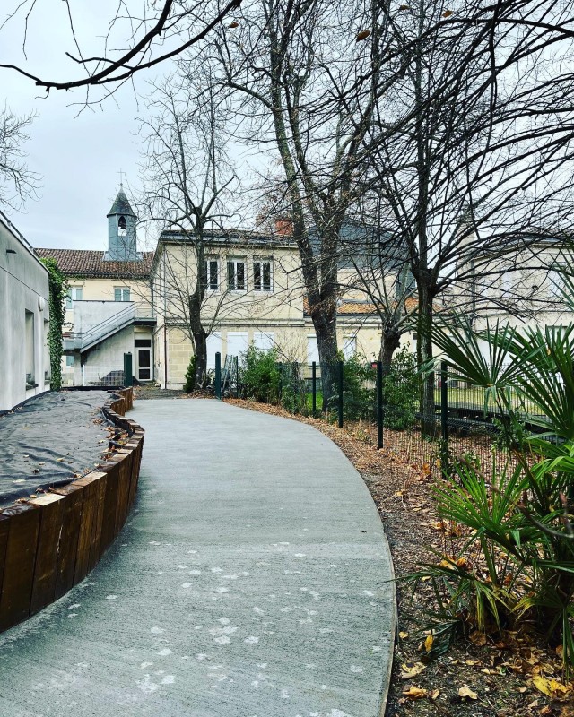 Réalisation d’un cheminement piéton en dalle béton et finition béton balayé à Bordeaux en Gironde