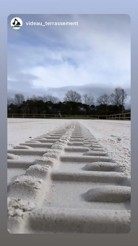 Construction de carrière équestre, Terrassement, nivellement d’une carrière équestre. Livraison sable équestre .