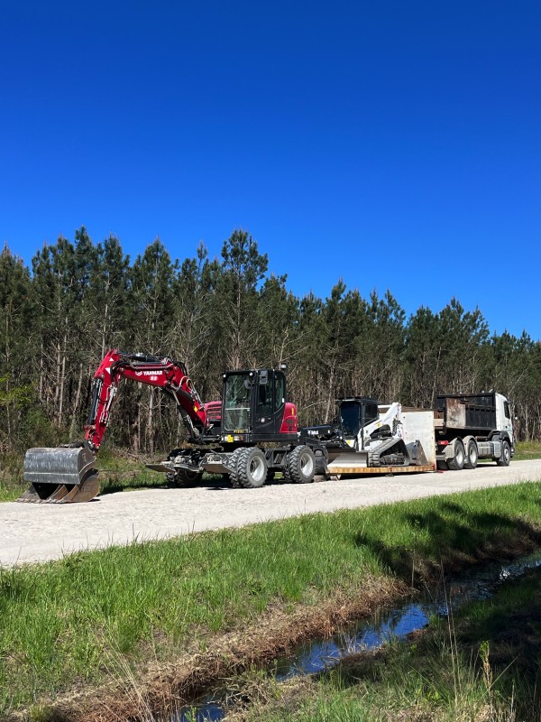 Location de niveleuse compacte  sur Bordeaux et en Gironde .