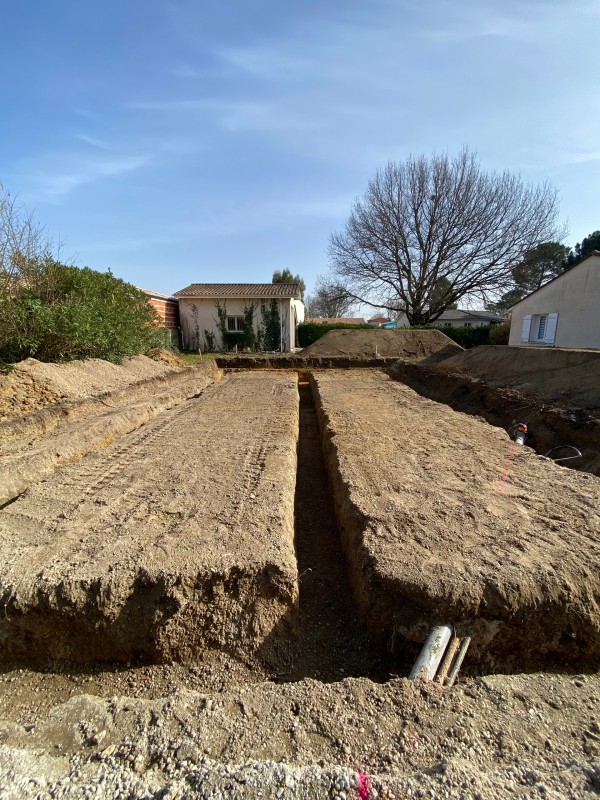 Terrassement plateforme pour les fondations d’une maison sur la commune du Taillan Médoc en Gironde