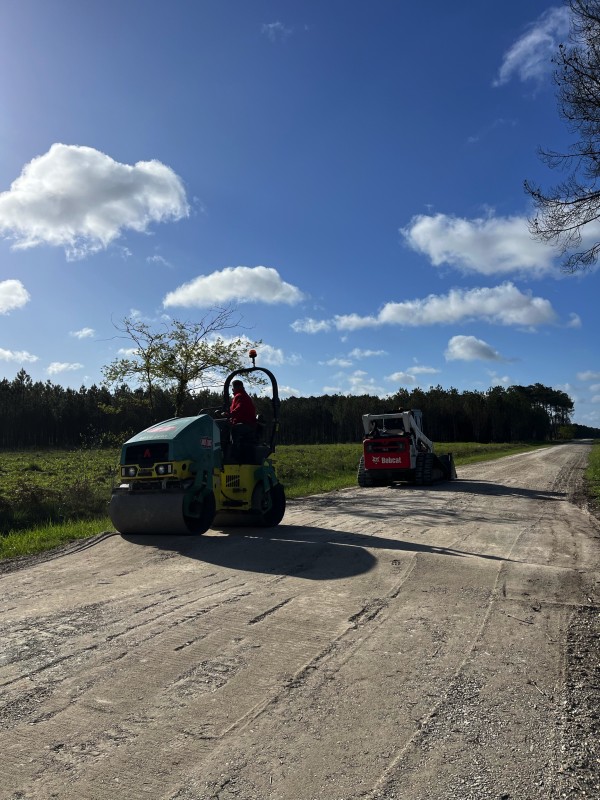 Location de niveleuse compacte  sur Bordeaux et en Gironde .