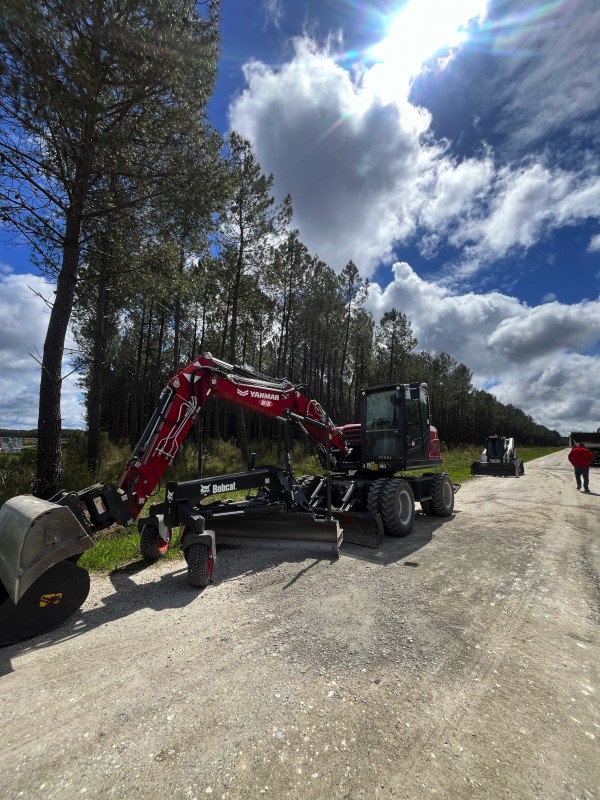 Location de niveleuse compacte  sur Bordeaux et en Gironde .