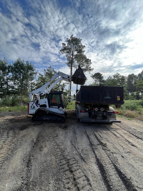 Drainage d’un fossé avec chargeuse et poly benne au Taillan Médoc en Gironde