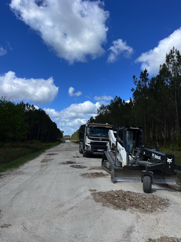 Location de niveleuse compacte  sur Bordeaux et en Gironde .