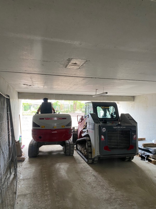 Création parking avec béton concassé, bordures béton, caniveaux et enrobé pour accès réduit au Taillan Medoc en Gironde.