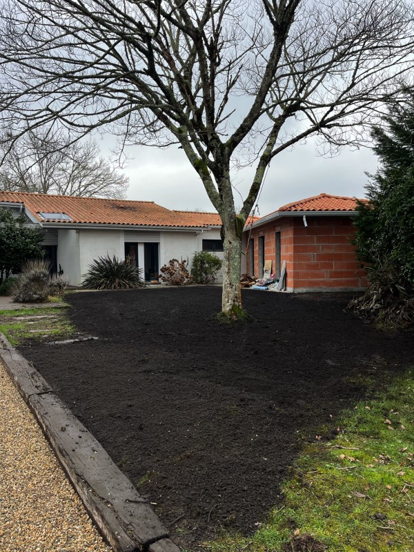 Terrassement sur une maison avec fourniture de terre végétale sur la commune de Saint Aubin de Médoc .