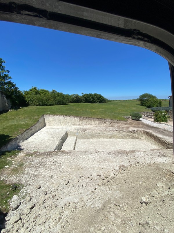 Terrassement d’un pool house avec piscine sur un terrain en pente  à Civrac en Gironde