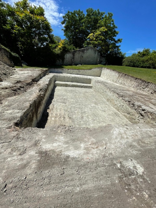 Terrassement d’un pool house avec piscine sur un terrain en pente  à Civrac en Gironde