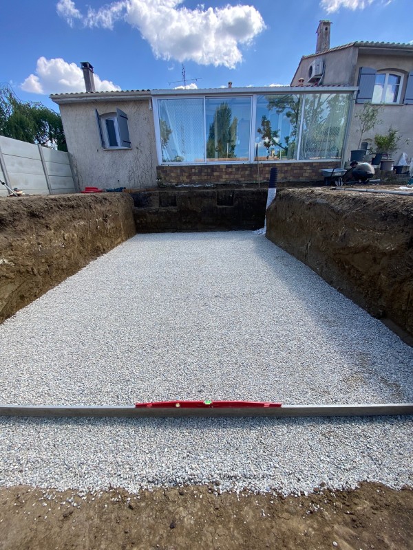 Terrassement terrain pour une piscine pour un client sur la commune du Taillan Médoc en Gironde