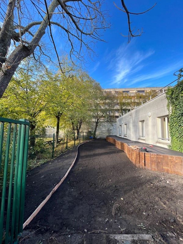 Création d’un cheminement piéton avec pose de coffrage bois et pose d’un béton balayé à Bordeaux en Gironde
